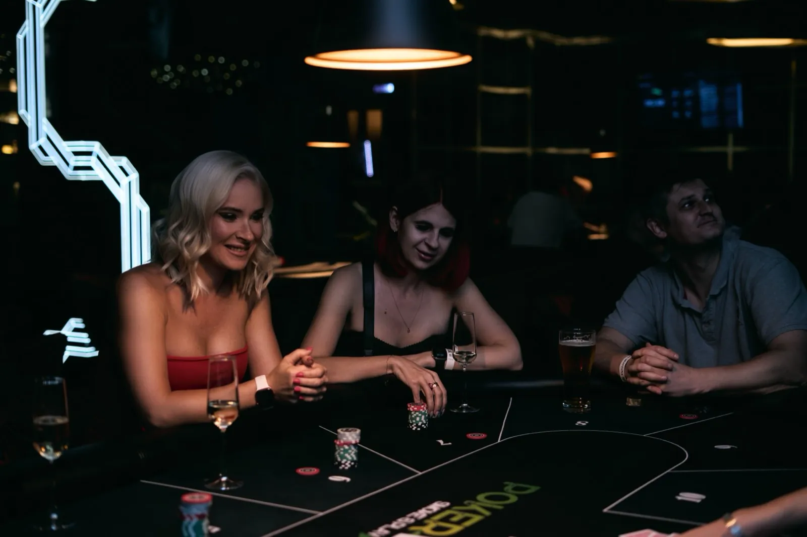 Гости за покерным столом POKER BOOM